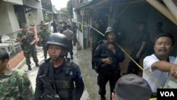 Polisi dan tentara Indonesia berjaga-jaga pasca penggerebekan rumah tersangka teroris di Sukoharjo, Jawa Tengah (foto: dok).