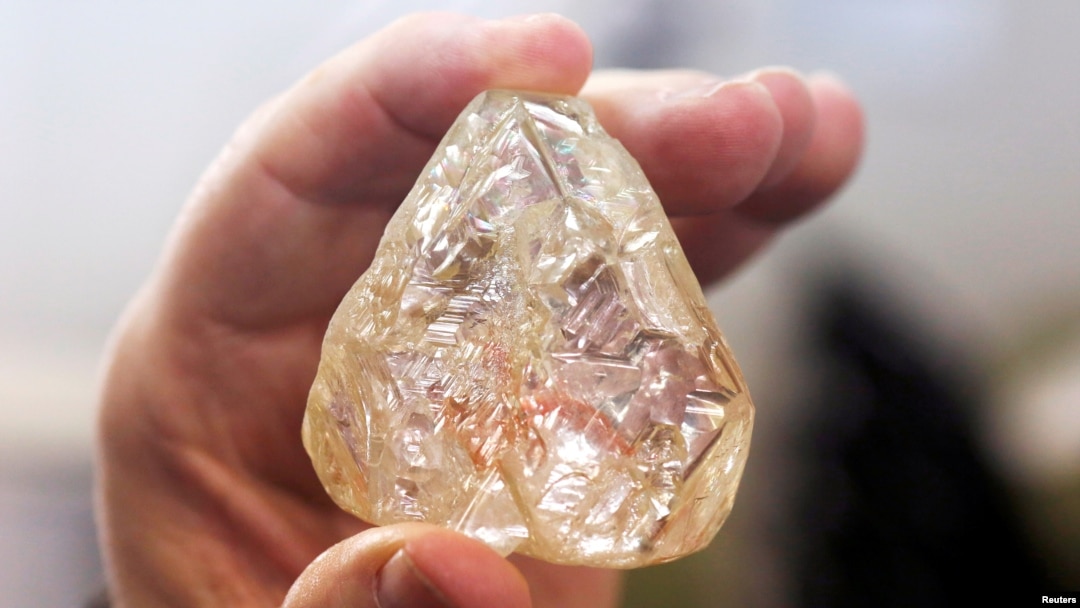 “Viên kim cương Hòa bình” của Sierra Leone nặng 709-carat dược chào hàng tại Ramat Gan, Israel ngày 19/10/2017 trước khi bán đấu giá. 