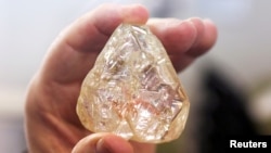 “Viên kim cương Hòa bình” của Sierra Leone nặng 709-carat dược chào hàng tại Ramat Gan, Israel ngày 19/10/2017 trước khi bán đấu giá. 