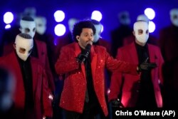 Performance de The Weeknd no show de intervalo do Super Bowl, a final do campeonato de futebol americano