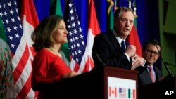 Menlu Kanada Chrystia Freeland dan Perwakilan Dagang AS Robert Lighthizer memberikan keterangan pers mengenai pembicaraan NAFTA antara AS dan Kanada (foto: dok). 