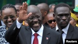 FILE - UMnu. John Magufuli salutes lamalunga ebandla elibusayo eleChama Cha Mapinduzi Party, Dar es Salaam.