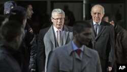 Spanish Judge Baltasar Garzon (L) and his lawyer Gonzalo Martinez Fresneda leave the Supreme Court in Madrid, January 31, 2012.