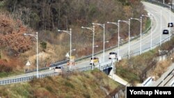 금강산 관광 15주년을 맞은 지난 18일, 금강산 현지 기념식을 위해 현대아산 임직원들이 동해선을 따라 금강산으로 향하고 있다. (자료사진)