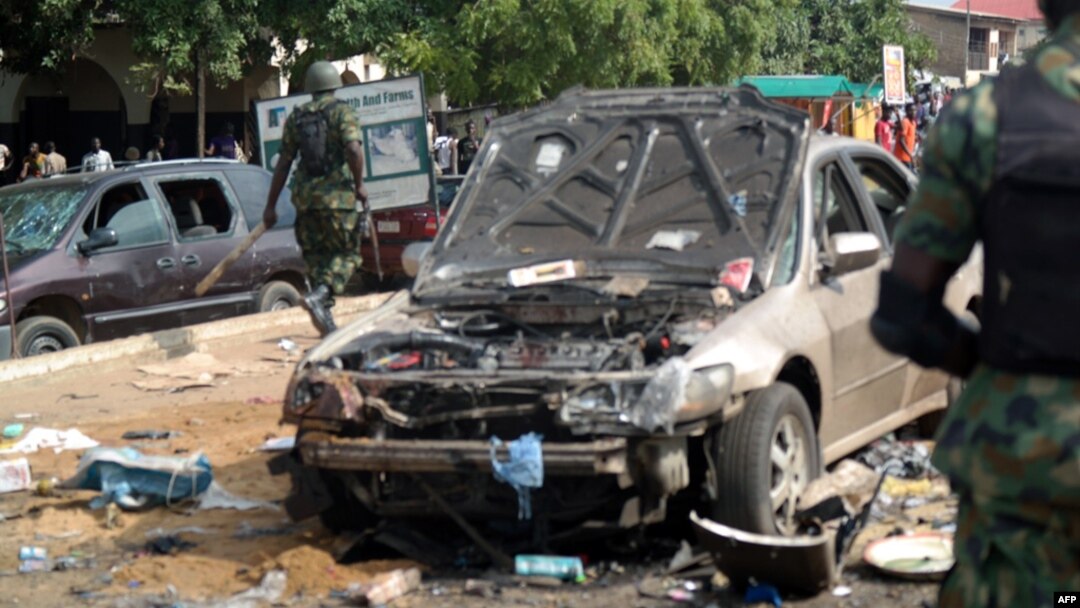 Sĩ quan quân đội đi hiện trường vụ nổ ở Kaduna, phía Bắc Nigeria, ngày 23/7/2014.