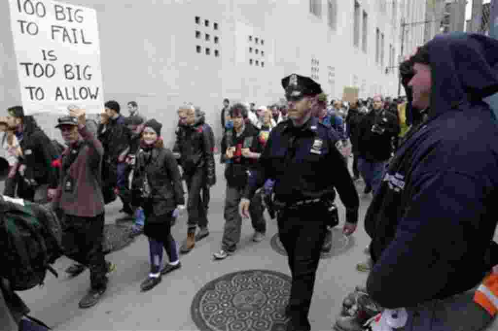 Ocupan Wall Street manifestantes marchan a una oficina de Verizon para apoyar a los empleados que están allí en huelga.