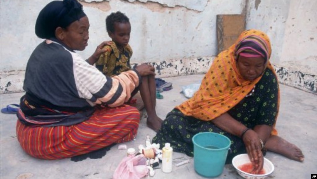 Seorang Juru Khitan perempuan membasuh tangannya setelah melakukan praktik khitan terhadap seorang anak perempuan di Hargeisa, Somalia (foto: dok), 