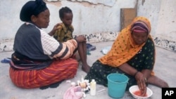 Seorang Juru Khitan perempuan membasuh tangannya setelah melakukan praktik khitan terhadap seorang anak perempuan di Hargeisa, Somalia (foto: dok), 