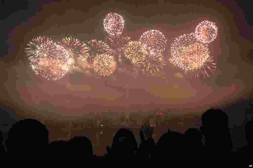 Ciudadanos de Corea del Norte se reúnen para ver los fuegos artificiales de Año Nuevo en la Plaza Kim Il Sung en Pyongyang. (Foto AP)