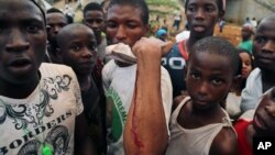 Affrontement lors d'un meeting de l'opposant Cellou Dalein Dialo le 8 octobre 2015. (AP Photo/ Youssouf Bah)