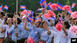 Học sinh, sinh viên Campuchia vẫy cờ trong lễ kỷ niệm ngày Độc lập. (Ảnh tư liệu)