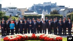 Grupna fotografija učesnika neformalnog samita EU u Salzburgu (Foto: AP/Matthias Schrader)