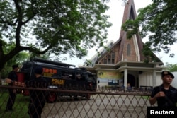 Polisi berjaga-jaga di luar Gereja Katolik St. Joseph di Medan (28/8/2016). (Foto: Antara/Irsan Mulyadi via REUTERS)