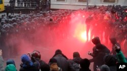 Bentrokan antara demonstran Ukraian dengan polisi anti huru-hara dekat istana Presiden di ibukota Kiev (1/12). Uni Eropa mengecam tindak kekerasan oleh polisi terhadap demonstran. 