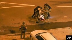 Policías en Bielorrusia golpean a un manifestante en Minsk tras las disputadas elecciones presidenciales de agosto.