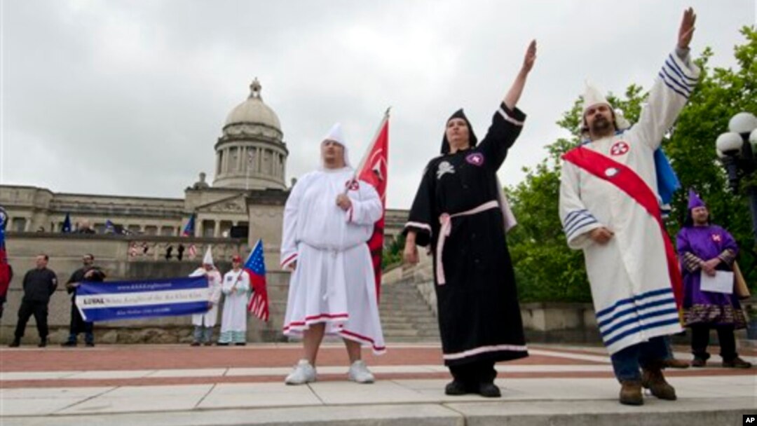 Miembros de un grupo neonazi y del KKK en una manifestación el año pasado en Kentucky.