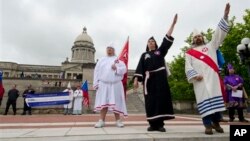 Miembros de un grupo neonazi y del KKK en una manifestación el año pasado en Kentucky.
