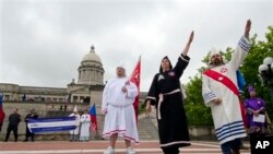 Membres du Ku Klux Klan saluant devant le Capitole de Francfort, au Kentucky, en avril 2012. (AP Photo/John Flavell)