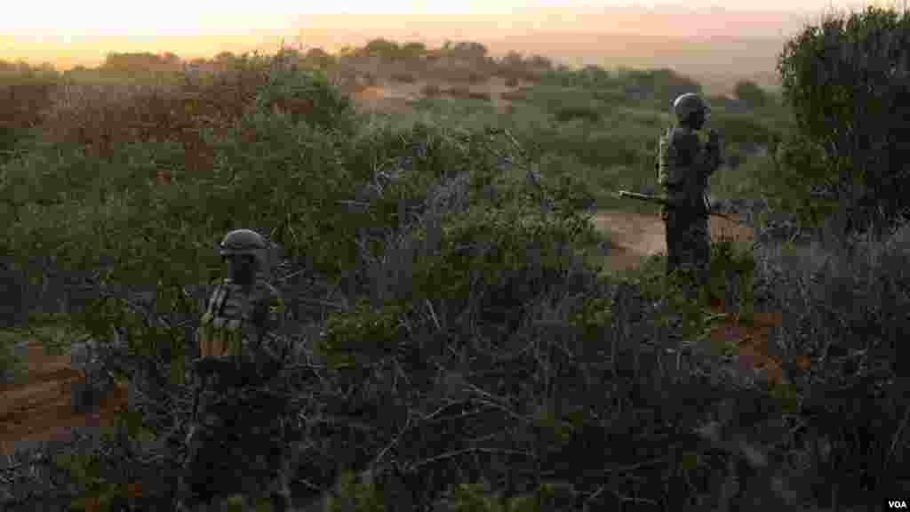 Des soldats en patrouillent au sommet de la colline au-delà de la ville de Baraawe qui est sous le contrôle d&rsquo;Al Shabab dans la région de Basse-Shabelle en Somalie, le 5 octobre. AMISOM Photo / Tobin Jones 
