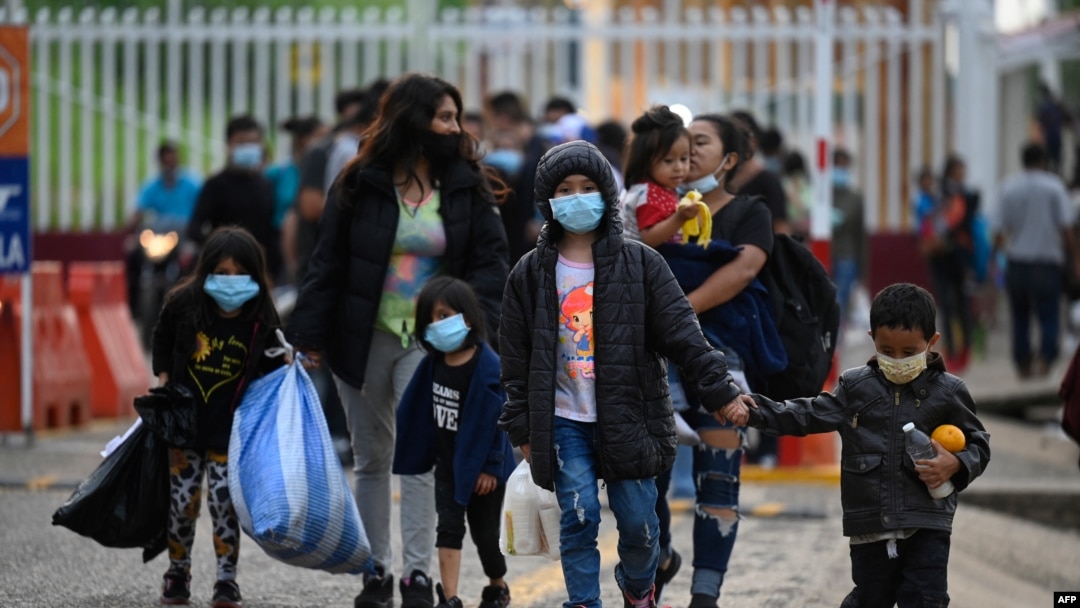 Migrantes llegan a El Ceibo, Guatemala, el 19 de agosto de 2021, luego de ser deportados de Estados Unidos y México.
