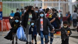 Juez de EE.UU. bloquea expulsiones de familias migrantes