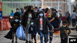 Migrantes llegan a El Ceibo, Guatemala, el 19 de agosto de 2021, luego de ser deportados de Estados Unidos y México.