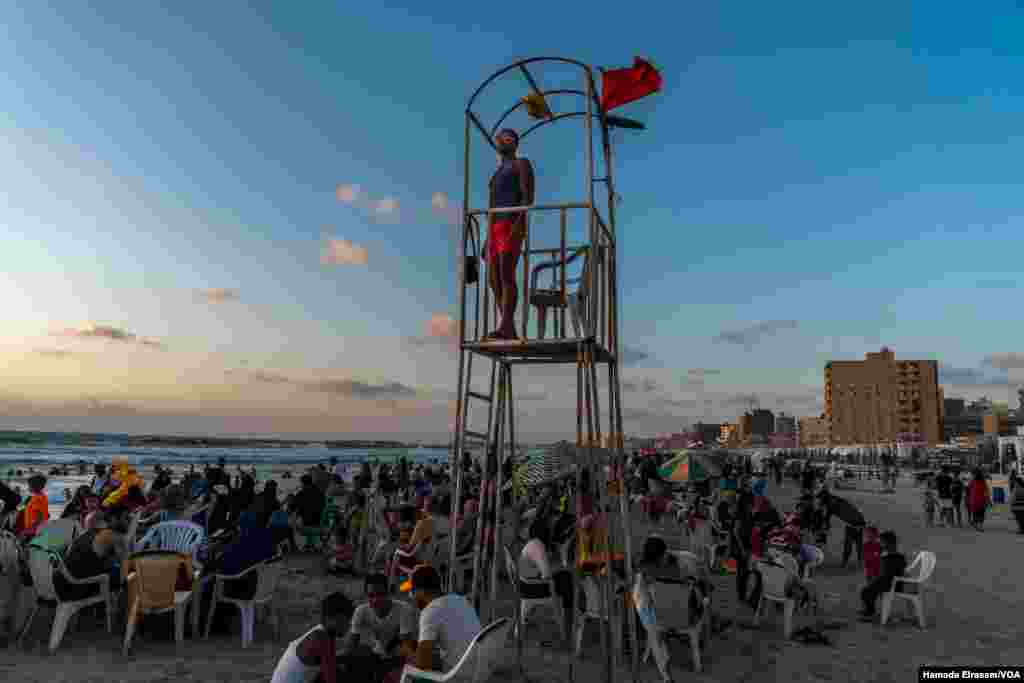 Families gather on the beaches of Alexandria, Egypt, on July 25, 2021. (Hamada Elrasam/VOA) 
