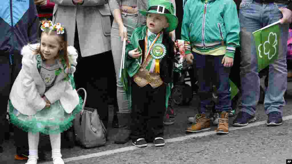 Des enfants attendent d&#39;assister au défilé de la ST Patrick au centre de Belfast, Irelan du Nord, le 17 mars 2015
