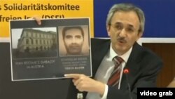 یکی از اعضای مجاهدین در کنفرانس خبری درباره اسد الله اسدی، دیپلمات ایرانی متهم به همدستی در بمبگذاری توضیح می دهند 