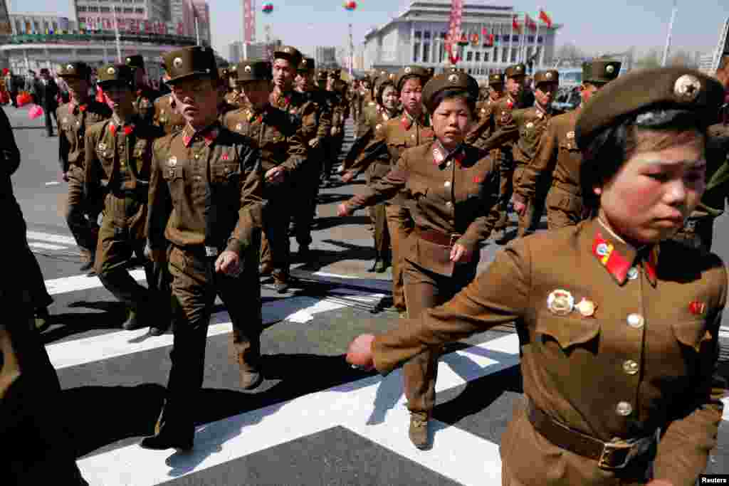 북한군 장병들이 13일 평양 여명거리 준공식장을 향해 행진하고 있다.