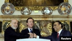 英國首相卡梅倫(中)與阿富汗總統卡爾扎伊(左)和巴基斯坦總統扎爾達里(右)在倫敦握手合照
