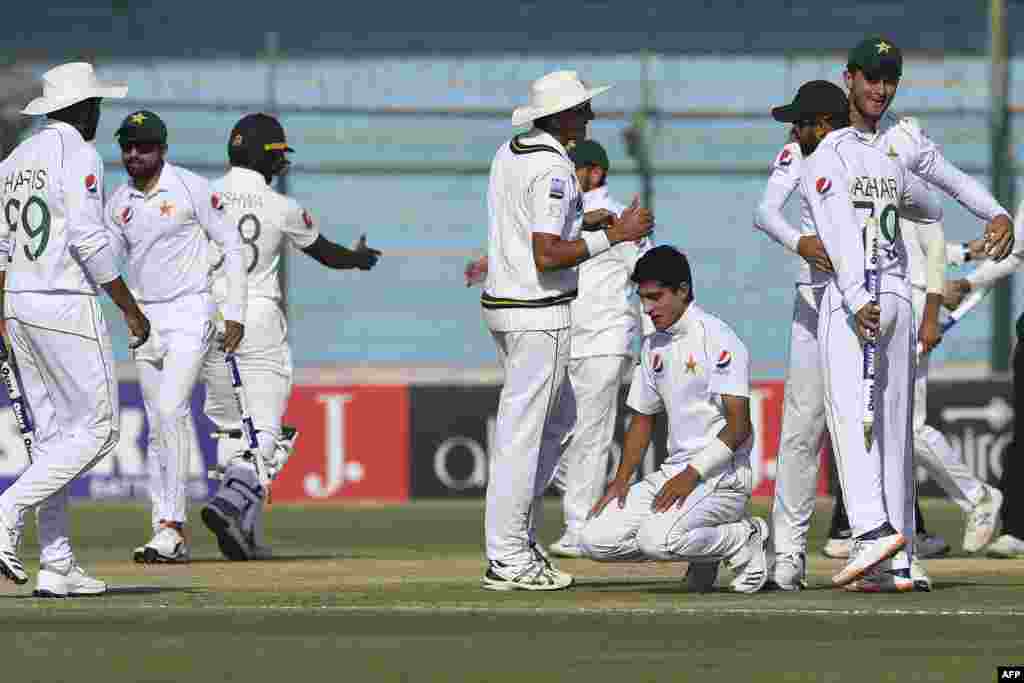 پاکستانی کھلاڑی سری لنکن کرکٹ ٹیم کو دوسرے ٹیسٹ میں ہرانے کے بعد ایک دوسرے کو مبارکباد دے رہے ہیں۔&nbsp; 