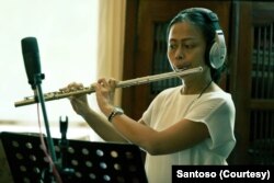 Marini sedang memainkan lagu dengan sulingnya.  (Foto: Santoso/dokumen pribadi)
