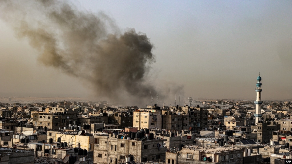 资料照片：2024年3月27日，在以色列与巴勒斯坦激进组织哈马斯之间持续不断的冲突中，加沙地带南部拉法的建筑物上空浓烟滚滚。（法新社照片）(photo:VOA)