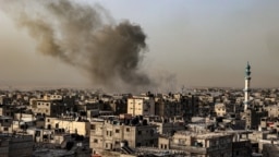 Asap mengepul di atas bangunan di kota Rafah, Jalur Gaza selatan pada 27 Maret 2024, di tengah konflik yang sedang berlangsung antara Israel dan kelompok militan Palestina Hamas.