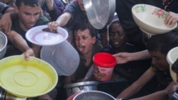 Warga Palestina berkumpul untuk menerima makanan dari dapur amal di tengah konflik Israel-Hamas, di Jalur Gaza utara, 11 September 2024. (Foto: Mahmoud Issa/REUTERS)