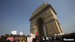 Các tổ chức phụ nữ biểu tình trước India Gate ở New Delhi, phản đối vụ cưỡng hiếp tập thể, 21/12/2012