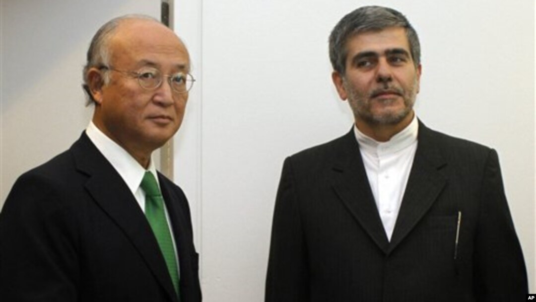 Direktur Badan Energi Atom Internasional (IAEA) Yukiya Amano saat menerima Ketua Badan Tenaga Atom Iran Fereydoun Abbasi di Wina, Austria (17/9).