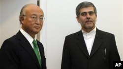 Direktur Badan Energi Atom Internasional (IAEA) Yukiya Amano saat menerima Ketua Badan Tenaga Atom Iran Fereydoun Abbasi di Wina, Austria (17/9).