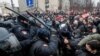 La policía rusa se enfrenta a participantes en una manifestación en apoyo del líder opositor ruso encarcelado Alexei Navalny en Moscú, Rusia, el 23 de enero de 2021.