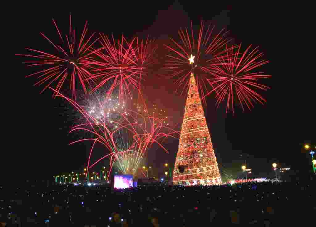 Pesta kembang api di sekitar pohon Natal Puerto Princesa, kota Palawan, sebelah barat Manila, 1 Desember (REUTERS/Romeo Ranoco).