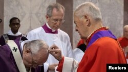 En su homilía, el papa Francisco dijo que la gente debería centrarse en las necesidades de los otros y practicar la “caridad que nos libera de la vanidad de las compras y de pensar que las cosas son buenas solo si son buenas para mí”.