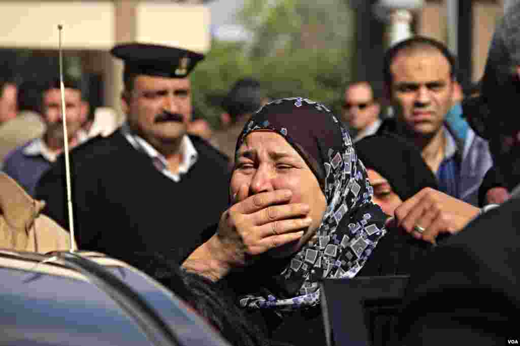 Grieving friends and relatives gather outside the Agouza Police Hosptial after a series of explosions at Cairo University left many dead or wounded, Cairo, Egypt, April 2, 2014. (Hamada Elrasam for VOA)