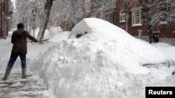 Dọn tuyết tại một khu cư dân của thành phố Boston, Massachusetts, ngày 9/2/2013.