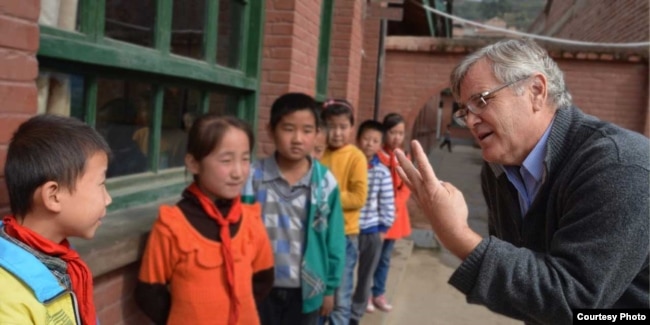 美国经济学家罗斯高和中国农村儿童 (受访者提供)