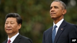 25일 백악관 환영행사에서 바락 오바마 대통령(오른쪽)과 시진핑 중국 국가주석이 나란히 서 있다.