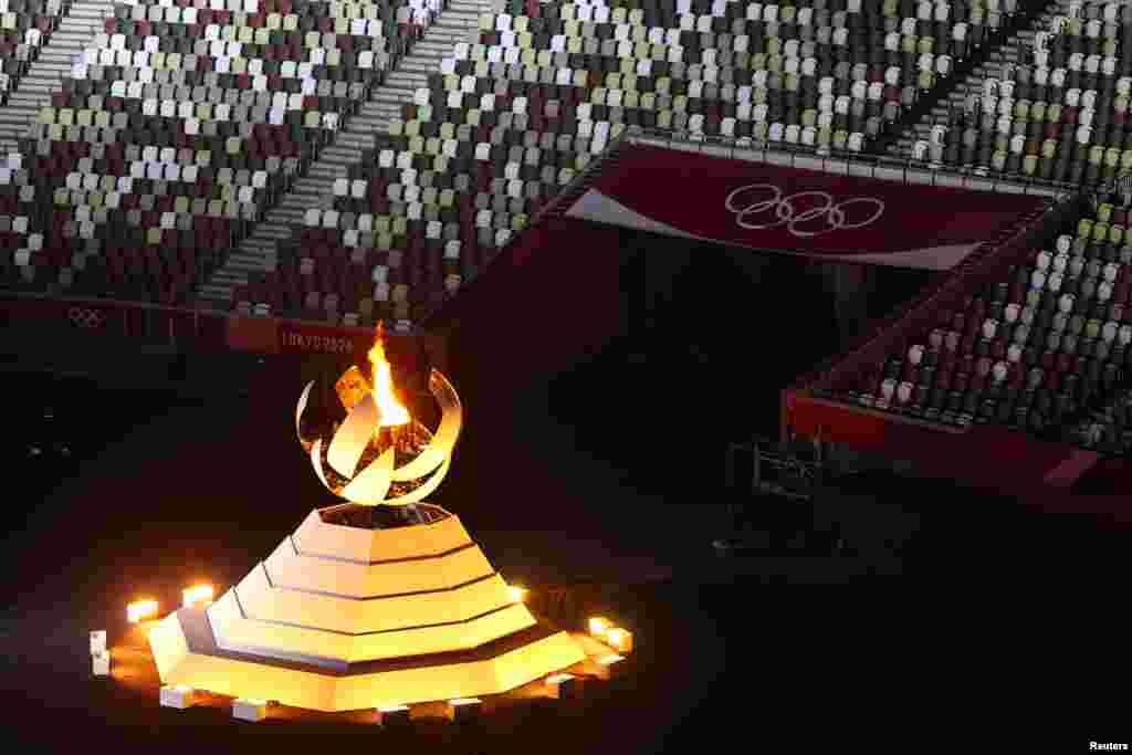 The Olympic flames is seen during the closing ceremony. REUTERS/Fabrizio Bensch