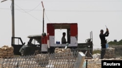 Tentara Mesir di penyeberangan Kerem Shalom, perbatasan Jalur Gaza. (Foto: Dok)