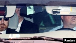 Federal agents arrive with former Trump campaign manager Paul Manafort (back seat) in custody on charges related to special counsel Robert Mueller's investigation into alleged Russian meddling in the 2016 U.S. presidential election, at the federal courtho