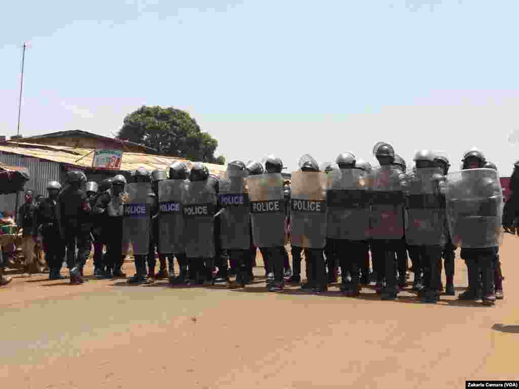 Des agents avancent vers les manifestants à la Tanerie, lors d'une manifestation à Conakry, en Guinée, le 22 mars 2018. (VOA/Zakaria Camara)